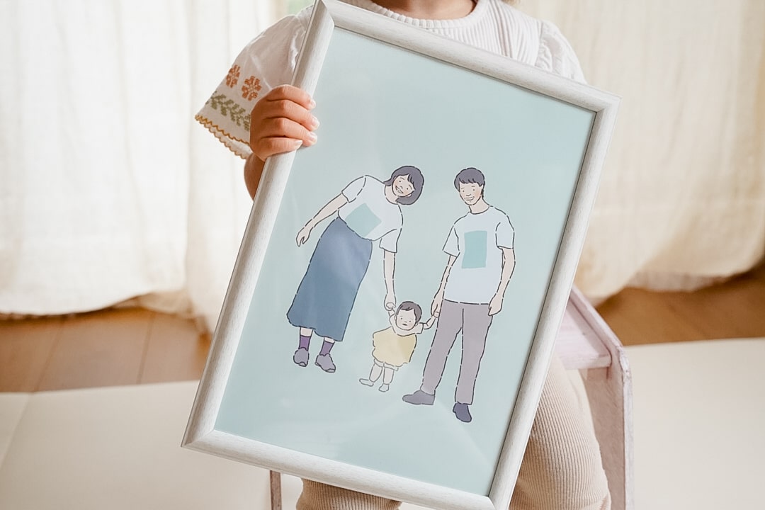 イラストを持つ子ども