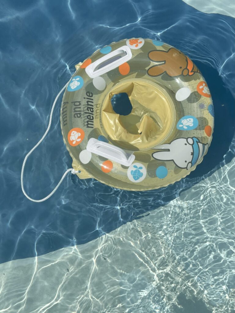 屋外明るいスマホ元写真